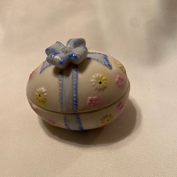Beautiful Lefton Decorated Spring Easter Egg Trinket Box Delicate Flowers & Bow! - Picture 3 of 4